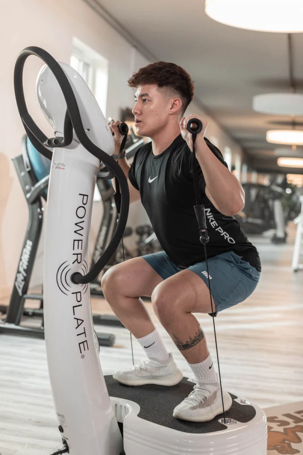 Vibrationstraining Mann trainiert an Power Plate