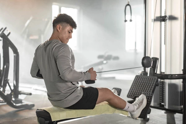 Trainingsziel Rücken stärken Frau trainiert am Latzug