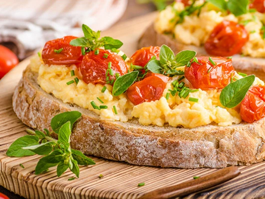 Rührei mit Tomate auf Vollkornbrot