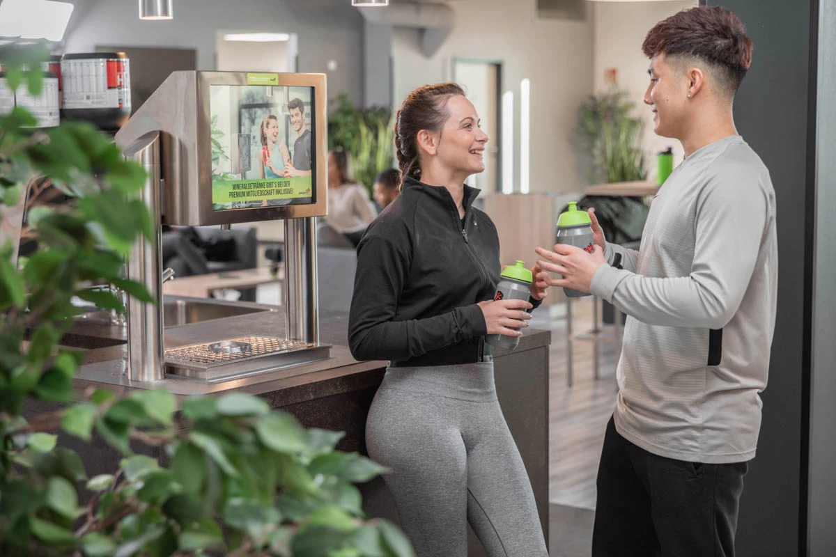 Mitglieder Mann und Frau warten an der Theke auf Outdoor Workout