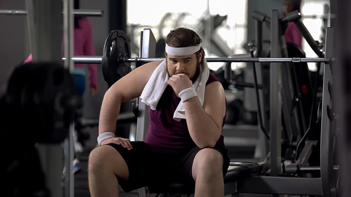 Fitnessfrau auf der Suche nach Antworten