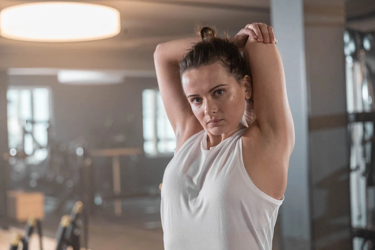 Trainingsziel gesundheit fördern Frau im Freihantelbereich