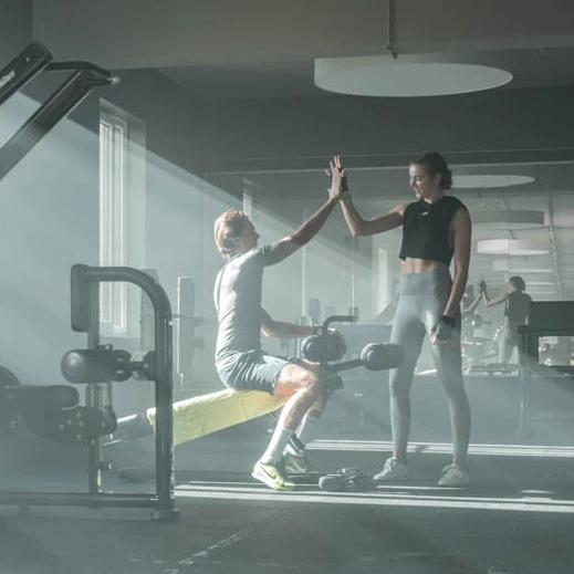 jumpers Community klatscht mit Händen in der Mitte ein