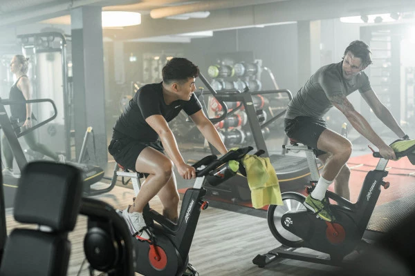 Trainingsziel Stressabbau und Ausgleich schaffen Männer auf Fahrrad