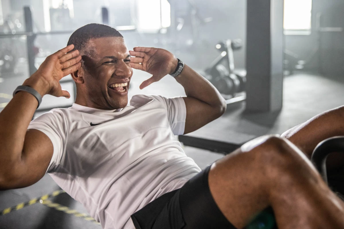 jumpers Mitglied Mann macht Sit ups anstrengend