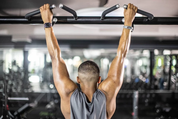 Trainingsziel starker Rücken Frauen trainieren mit Gewichten