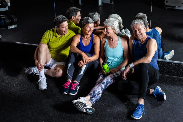 Training fit im Alter Senioren im Fitnessstudio