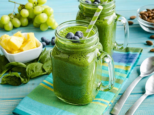 Grüner Smoothie mit Spinat und Obst