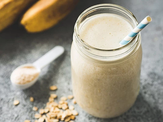 Proteinshake mit Whey und Haferflocken