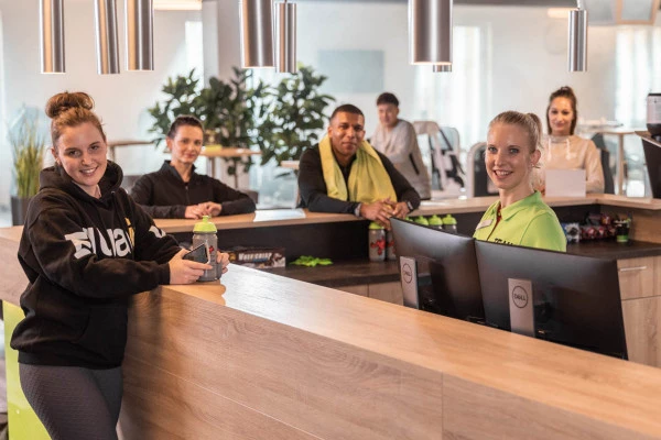 Mitglieder und Trainer stehen gemeinsam an der Theke