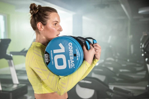 Trainingsziel Gesundheit Frau mit Functional Equipment