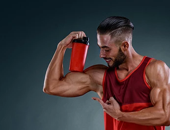 Mann mit Shaker auf seinem Bizeps