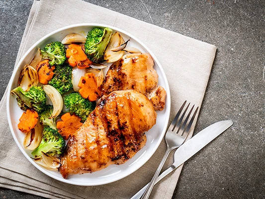 Hähnchenbrust mit gedünstetem Gemüse