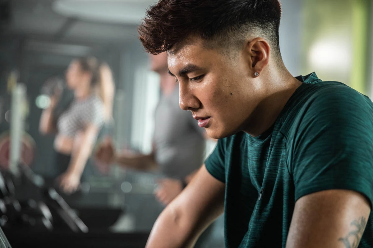 jumpers Mitglied Mann macht Pause beim Sport