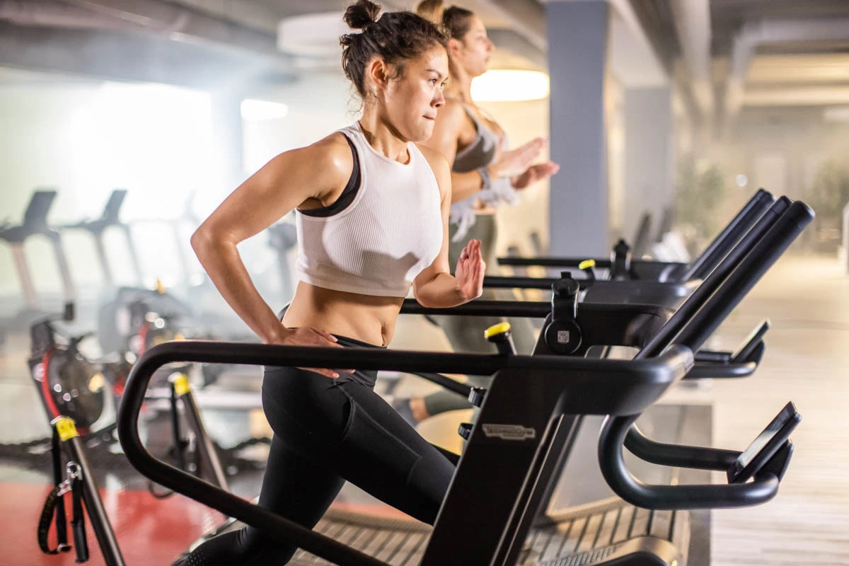 jumpers Mitglied Frau Plus Size trainiert mit Kurzhantel