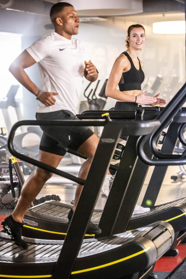 Ausdauertraining Frau und Mann trainieren mit Skillmill