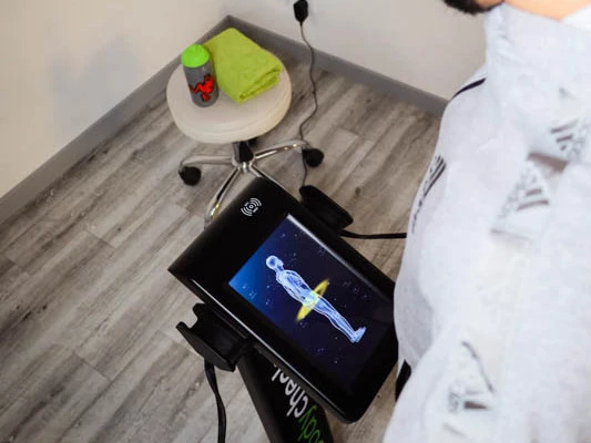 Frau bekommt Unterstützung von Personal Trainer