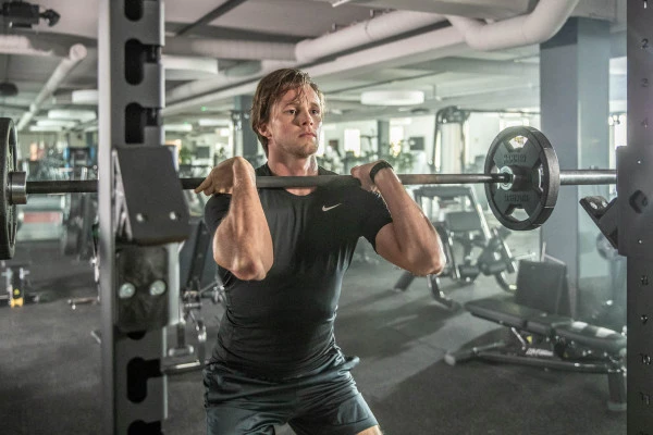 Freihanteltraining Mann mit Langhantel