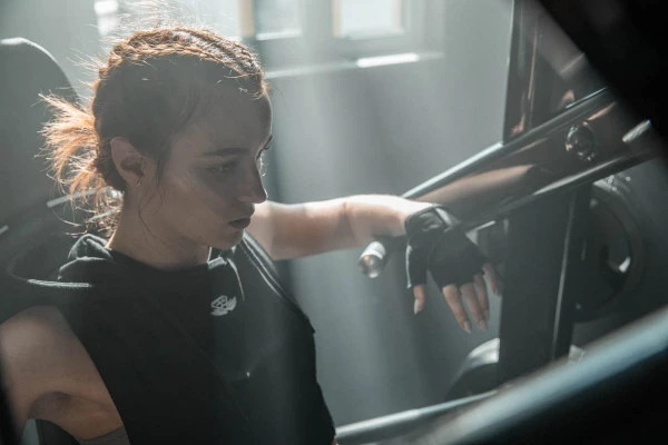 Frau trainiert im Zirkel