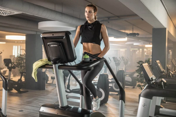 Trainingsziel mehr Kondition Frau auf Stairmaster