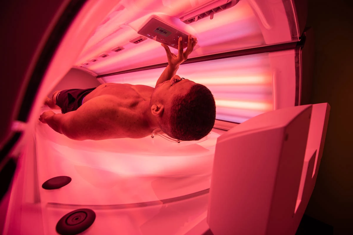 jumpers Mitglied Mann entspannt im Solarium