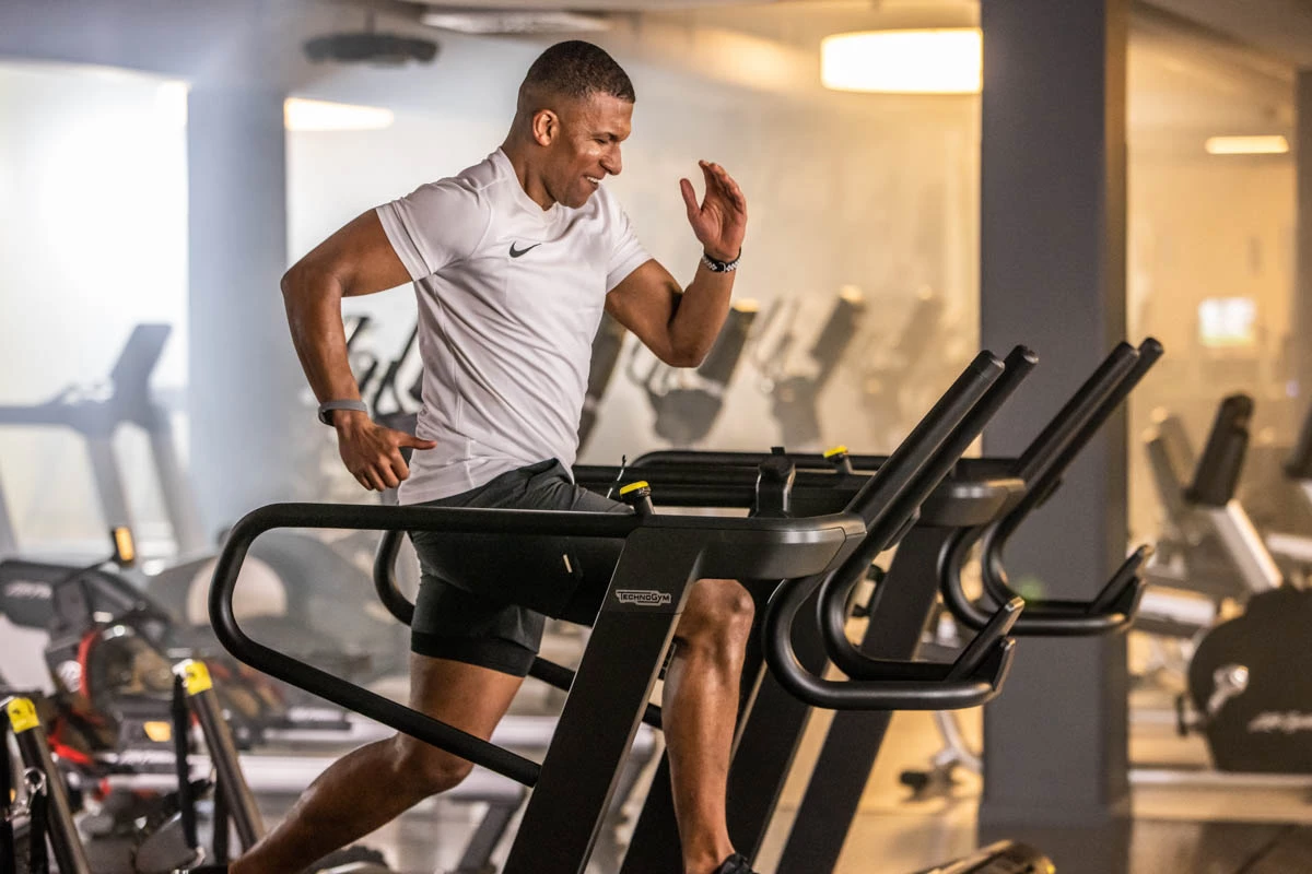 Trainingsziel Kondition verbessern Männer trainieren auf Fahrradergometer