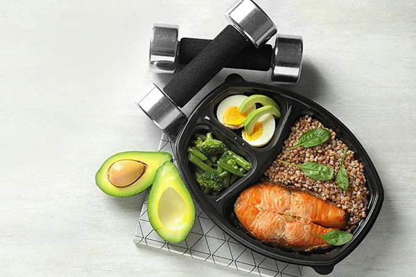 Meal Prep Dose mit Hanteln