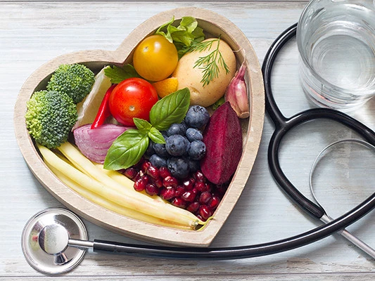 Gesunde Lebensmittel im Herz mit Stethoskop