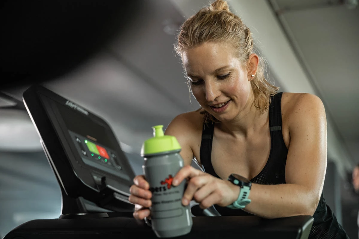 Trainingsziel Fit bleiben im Alter Gruppe Senioren in Fitnessstudio