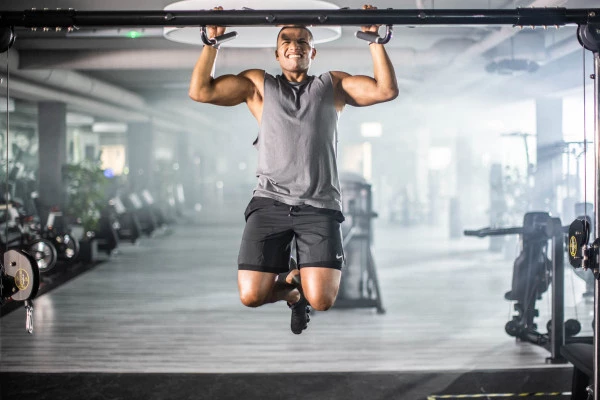 Trainingsziel Muskelaufbau Mann macht Klimmzug
