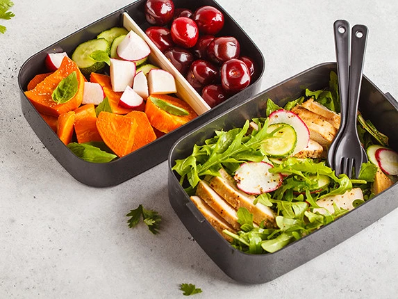 Vorbereitete Lunchbox mit gesunden Lebensmitteln