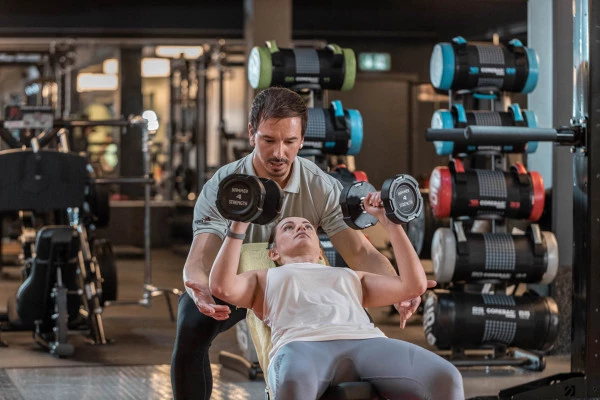 Trainingsziel Muskelaufbau Personal Training mit Kurzhanteln