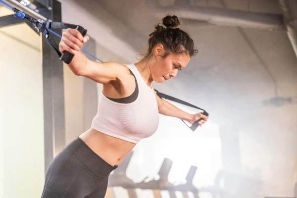 Trainingsziel Rücken stärken Mann mit Kurzhanteln auf Bank