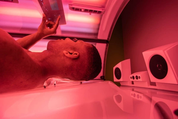 Mann entspannt in Collagengerät