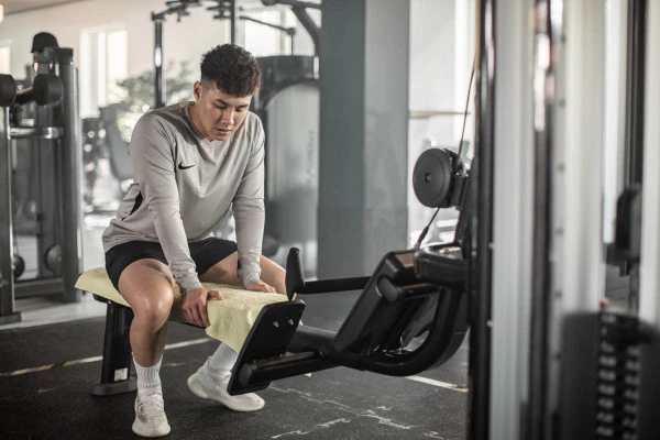 Trainingsziel Stress abbauen Mann entspannt im Fitnessstudio