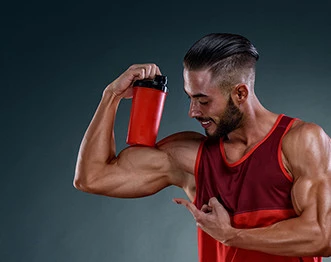 Mann mit Shaker auf seinem Bizeps