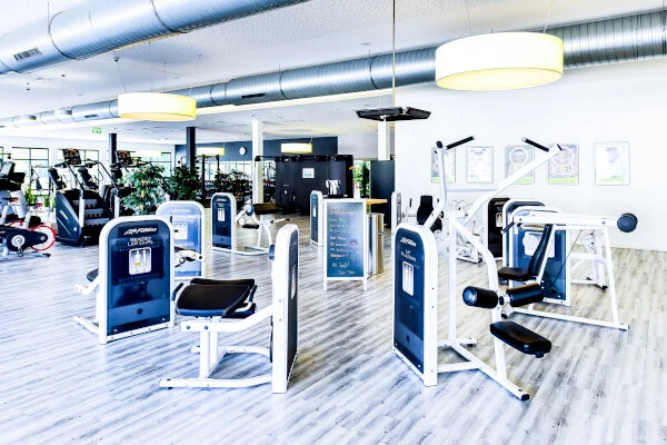 Zirkeltraining mit Geräten