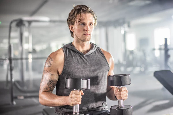 Trainingsziel Gesundheit Mann mit Hanteln in der Hand