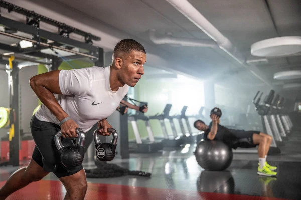 Mitglieder trainieren gemeinsam im freien Zirkel